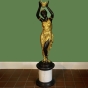 Bronzeskulptur "Junge Prinzessin bringt die Krone"