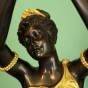 Bronzeskulptur "Junge Prinzessin bringt die Krone"