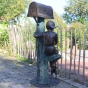 Bronzeskulptur "Junge Pat mit Briefkasten"