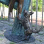 Bronzeskulptur "Junge Pat mit Briefkasten"