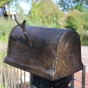 Bronzeskulptur "Junge Pat mit Briefkasten"