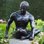 Bronzeskulptur "Mann im Schneidersitz"