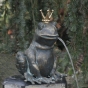 Froschkönig Ratomir als Bronzefigur auf Steinsäule im Garten