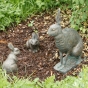Hasenfamilie aus Bronze im Garten