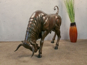 Bronzeskulptur Stehender Stier mit gesenktem Kopf