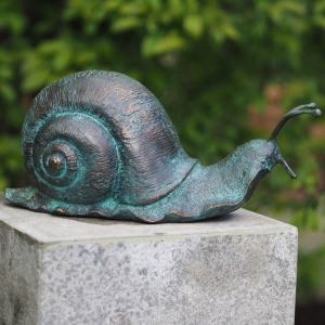 Bronzeskulptur Kleine Schnecke auf Sockel