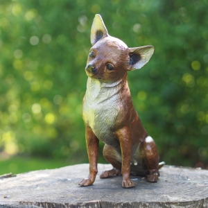 Bronzeskulptur Sitzender Chihuahua auf einer Treppe 