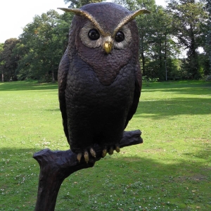 Bronzeskulptur Sitzende Eule mit brauner Patina 