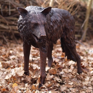 Bronzeskulptur Stehender Wolf im Wald 