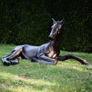 Bronzeskulptur "Liegendes Fohlen"