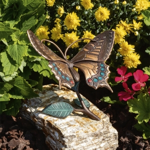 Edition Strassacker Bronzeskulptur "Schmetterling auf Zweig"