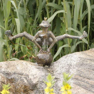 Bronzeskulptur "Froschkönig Dietmar" als Wasserspeier