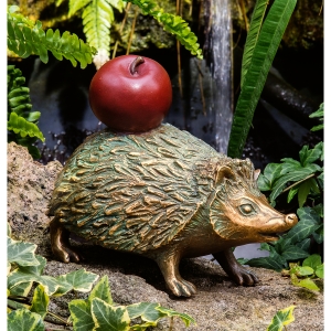 Edition Strassacker Bronzeskulptur "Igel mit Apfel"
