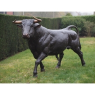 Lebensgroßer Stier aus Bronze im Garten