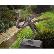 Ansicht der Bronzeskulptur "Reiher" im Garten