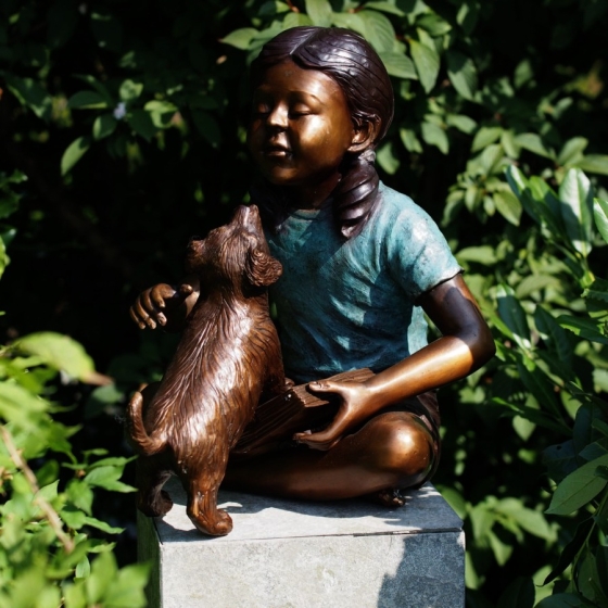 Bronzeskulptur "Mädchen Luisa mit Hund"