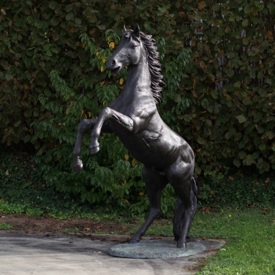 Bronzeskulptur Hengst steigend im Garten 